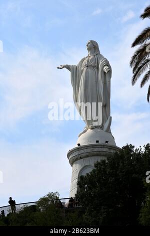 Statue der Jungfrau Maria auf dem Gipfel des Cerro San Cristóbal, Santiago City, Chile Stockfoto