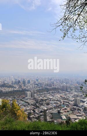 Aussichtspunkt mit Blick auf Santiago City vom Cerro San Cristóbal, Chile. Stockfoto