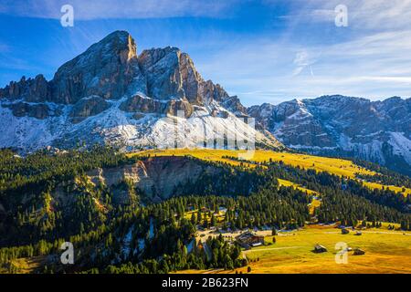 Einen wunderschönen Blick auf den Peitlerkofel Berg von Passo delle Erbe in Dolomiten, Italien. Anzeigen von Sass de Peiterkofel (peitlerkofel) am Passo delle Erbe, mit Woode Stockfoto