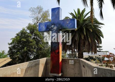 Kruzifix auf dem Camino de las siete palabras (Weg der Sieben Worte), Cerro San Cristóbal, Santiago City, Chile. Stockfoto