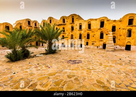 Hof der befestigten Getreidespeicher (ksar). Stockfoto