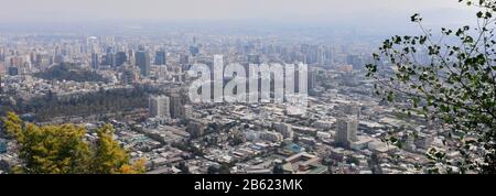 Aussichtspunkt mit Blick auf Santiago City vom Cerro San Cristóbal, Chile. Stockfoto