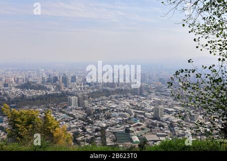 Aussichtspunkt mit Blick auf Santiago City vom Cerro San Cristóbal, Chile. Stockfoto