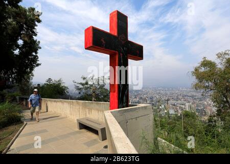 Kruzifix auf dem Camino de las siete palabras (Weg der Sieben Worte), Cerro San Cristóbal, Santiago City, Chile. Stockfoto