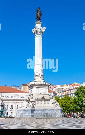 75 Fuß großes Denkmal mit einer Marmorstatue von Pedro IV auf dem Rossio-Platz (Pedro-IV-Platz) im Zentrum der Stadt Lissabon, Portugal Stockfoto