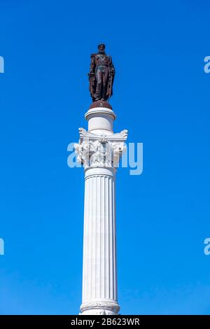 75 Fuß großes Denkmal mit einer Marmorstatue von Pedro IV auf dem Rossio-Platz (Pedro-IV-Platz) im Zentrum der Stadt Lissabon, Portugal Stockfoto