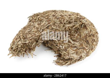 Gepresster Tee isoliert auf weißem Hintergrund Stockfoto