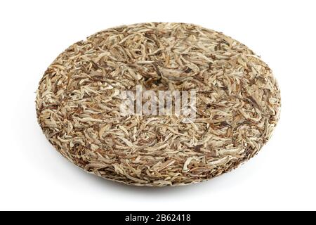 Scheibe aus chinesischem PU erh-Tee auf weißem Hintergrund Stockfoto
