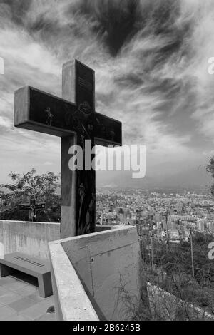 Kruzifix auf dem Camino de las siete palabras (Weg der Sieben Worte), Cerro San Cristóbal, Santiago City, Chile. Stockfoto