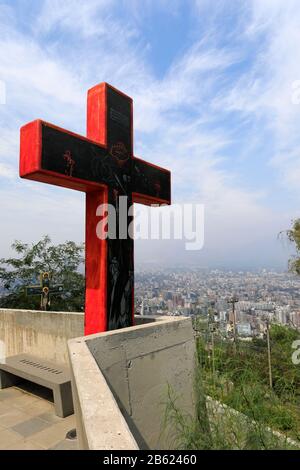 Kruzifix auf dem Camino de las siete palabras (Weg der Sieben Worte), Cerro San Cristóbal, Santiago City, Chile. Stockfoto