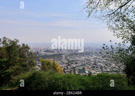 Aussichtspunkt mit Blick auf Santiago City vom Cerro San Cristóbal, Chile. Stockfoto