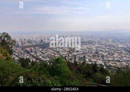 Aussichtspunkt mit Blick auf Santiago City vom Cerro San Cristóbal, Chile. Stockfoto