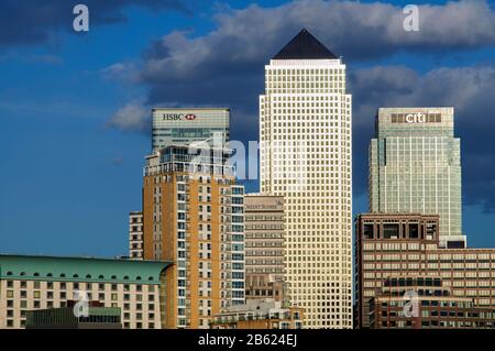 Gebäude in Canary Wharf, London, Großbritannien, mit Sonnenlicht auf Einem Canada Square Stockfoto