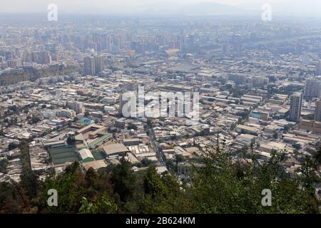 Aussichtspunkt mit Blick auf Santiago City vom Cerro San Cristóbal, Chile. Stockfoto