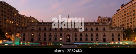 Der Moneda-Palast in der Nacht, Region Metropolitana, Santiago City, Chile Stockfoto