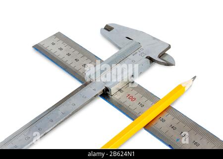 Holzstift, Lineal und Messschieber auf weißem Grund. Stockfoto