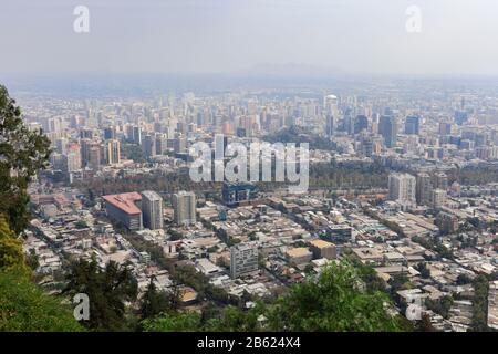 Aussichtspunkt mit Blick auf Santiago City vom Cerro San Cristóbal, Chile. Stockfoto