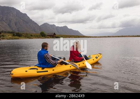 Kaukasische Paare genießen ihr Kajak Stockfoto