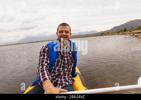 Kaukasischer Mann genießt sein Kajak Stockfoto