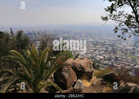 Aussichtspunkt mit Blick auf Santiago City vom Cerro San Cristóbal, Chile. Stockfoto