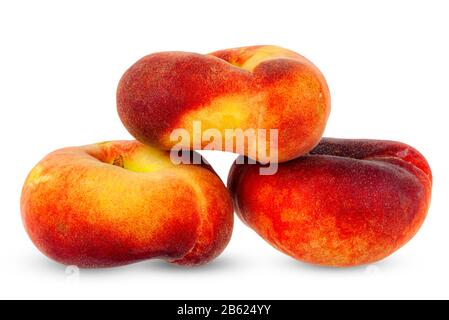 Flache Pfirsiche, Nahaufnahme auf weißem Hintergrund. Stockfoto