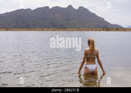 Kaukasische Frau bereit, im See zu schwimmen Stockfoto