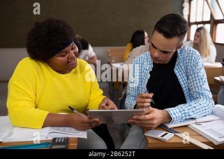 Vorderansicht der Kursteilnehmer, die in der Klasse zusammenarbeiten Stockfoto