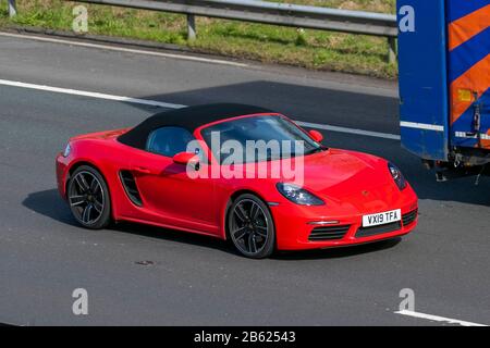 2019 roter Porsche 718 Boxster S-A; Fahrzeugverkehr, Transport, moderne Fahrzeuge, Salonwagen, Fahrzeug auf britischen Straßen, Motoren, Fahren auf der Autobahn M6 Stockfoto