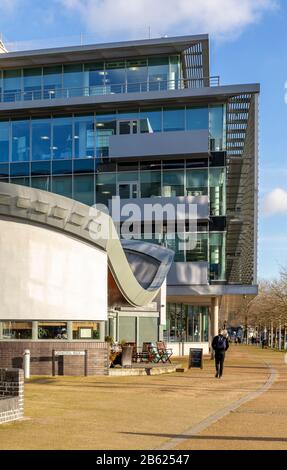 Moderne Architektur in Cathedral Walk, Bristol's schwimmender Hafen - Harbourside, City of Bristol, England, Großbritannien Stockfoto