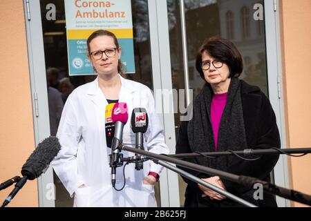 Bremen, Deutschland. März 2020. Claudia Bernhard (r), Senatorin für Gesundheit, und Judith Gal, Chefärztin der Notaufnahme am Klinikum Bremen-Mitte, stehen vor der neu eingerichteten Corona Ambulanz. Kredit: Sina Schuldt / dpa / Alamy Live News Stockfoto