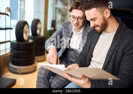 Elegante Papierfachordner mit Informationen und Beratung für den Kunden. Maschinenreparaturbetrieb und Servicestation Konzept, Verkauf, Stockfoto