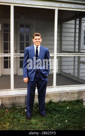 Junger Mann in einem Anzug, der Anfang der 1950er Jahre außerhalb seines Hauses stand, kann es sein. 1950-1955 Stockfoto