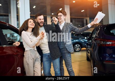 Lustige verrückte Paare schreien, schreien, ein neues Fahrzeug genießen, Glück, Erfolg, positives Gefühl und Gefühl, Glück, Reaktion, Nahaufnahme Stockfoto