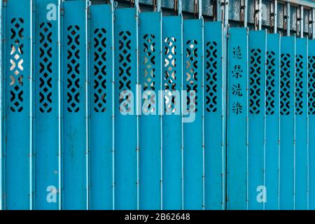 Hongkong, China, 29. Februar 2020. Hong Kong Coloured Shutter Jayne Russell/Alamy Stock Image Stockfoto