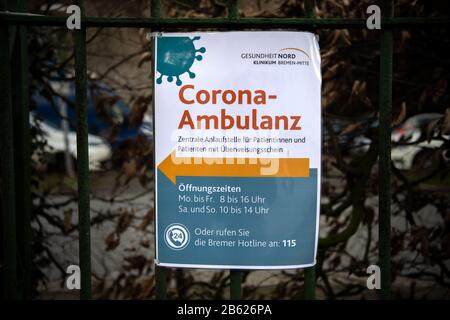 Bremen, Deutschland. März 2020. Ein Schild zeigt auf die neu eingerichtete Corona-Ambulanz am Klinikum Bremen-Mitte. Kredit: Sina Schuldt / dpa / Alamy Live News Stockfoto