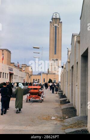 1960 Ft. Worth Stock Show - Will Rogers Memorial Center, das die Stock-Show veranstaltet, Besucher zu Fuß Stockfoto