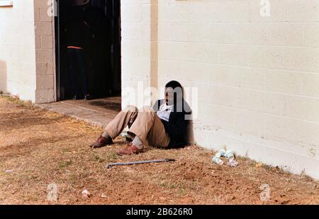 1960 Ft. Worth Stock Show - afroamerikanischer Arbeiter, der während der Fort Worth Stock Show ruht Stockfoto