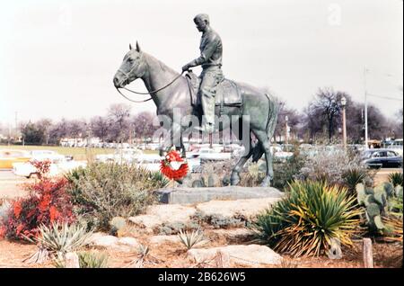 1960 Ft. Worth Stock Show - Statue außerhalb des Geländes der Stock-Show in Fort Worth Stockfoto