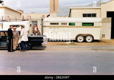 1960 Ft. Worth Stock Show - Rex allen Pferdeanhänger für sein Pferd Koko (möglicherweise Rex allen zwischen LKW und Anhänger) Stockfoto