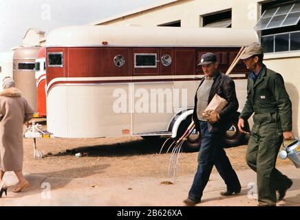 1960 Ft. Worth Stock Show - Arbeiter mit einem Pitchfork auf der Fort Worth Stock Show Stockfoto