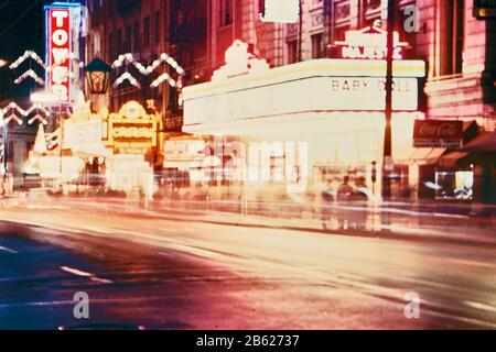 Dallas Texas Night Time Street Szene im Jahr 1956 Stockfoto