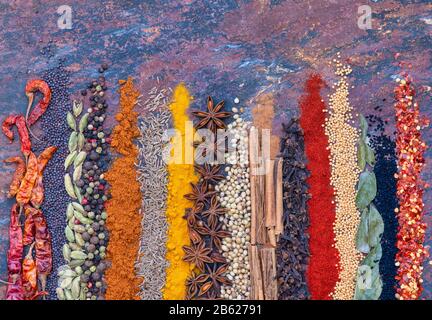 Linien Aromatischer Gewürze auf Schiefergrund Stockfoto