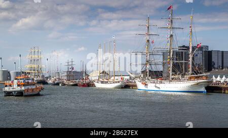 Esbjerg, Dänemark - 02. August 2014: Große Schiffe auf dem Hafen. Große Schiffe Rennen im Esbjerg Hafen Stockfoto