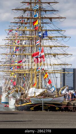 Esbjerg, Dänemark - 02. August 2014: Viele Schiffe mit verschiedenen Flaggen und Nationalitäten. Große Schiffe Rennen im Esbjerg Hafen Stockfoto