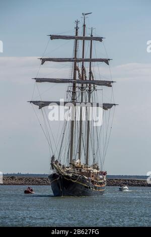 Esbjerg, Dänemark - 02. August 2014: Großes Schiff auf dem Weg durch den Hafen. Große Schiffe Rennen im Esbjerg Hafen Stockfoto