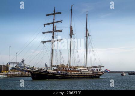 Esbjerg, Dänemark - 02. August 2014: Großes Schiff auf dem Weg durch den Hafen. Große Schiffe Rennen im Esbjerg Hafen Stockfoto