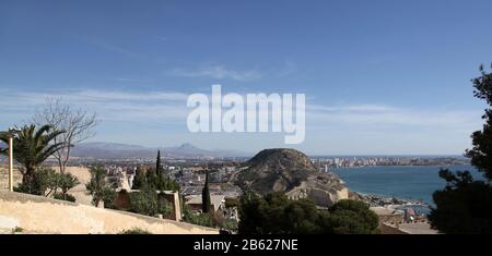 Blick von der Burg Santa Bárbara.A Fortifikation auf dem Berg Benacantil (166 m).in Alicante Spanien.Cabo de las Huertas Stockfoto