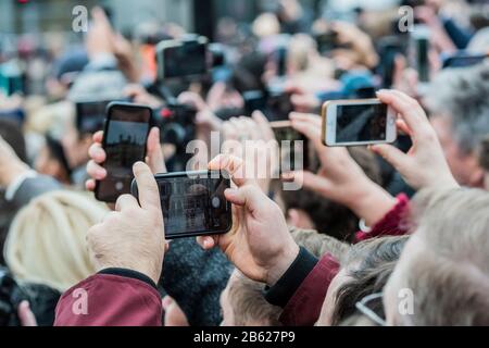 Westminster Abbey, London, Großbritannien. März 2020. Cameraphone Mania - EIN Dienst zum Gedenken an den Commonwealth wird von der Royal Family und Vertretern der Commonwealth-Länder in der Wrestminster Abbey, London, besucht. Credit: Guy Bell/Alamy Live News Credit: Guy Bell/Alamy Live News Stockfoto