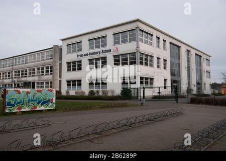 Brandenburg, Deutschland. März 2020. 08. März 2020, Brandenburg, Neustadt (Dosse): Die Prinz-von-Homburg-Schule mit angegliederter Grundschule in der Stadt. Sie bleibt wegen des Verdachts auf Coronavirus geschlossen. Lehrer der Gesamtschule hatten Kontakt zu einer mit dem Coronavirus infizierten Berliner Frau. Daraufhin ordnete die Gesundheitsbehörde an, dass sie zuhause isoliert werden sollte. Das betrifft laut Behörden die Schüler der Gesamtschule, Lehrer, Verwaltungsangestellte und Angehörige. Foto: Paul Zinken / dpa Credit: Dpa Picture Alliance / Alamy Live News Stockfoto