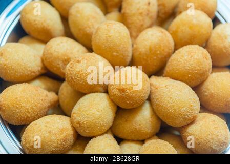 Brasilianische herzhafte Snacks "Coxinha de frango". Brasiliens "Dalgadinho". Brasilianische Frittierhähnchen-Snack, beliebt bei lokalen Partys. Snack gefüllt mit c Stockfoto